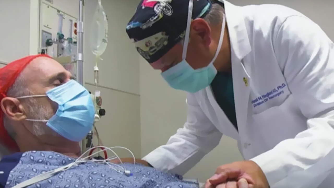 Médico ora por sus pacientes y aceptan a Cristo: «El poder de la oración cambia vidas»